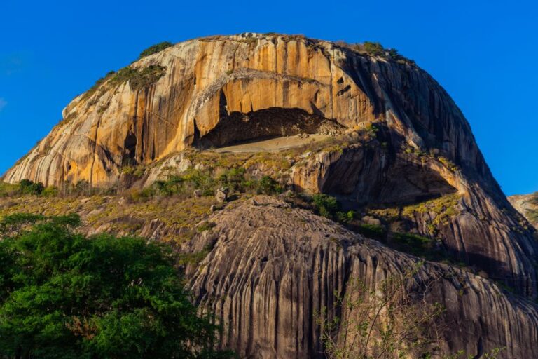 O Mistério da Pedra de Rosetta: Como a Descoberta Mudou Nossa Compreensão da História Antiga